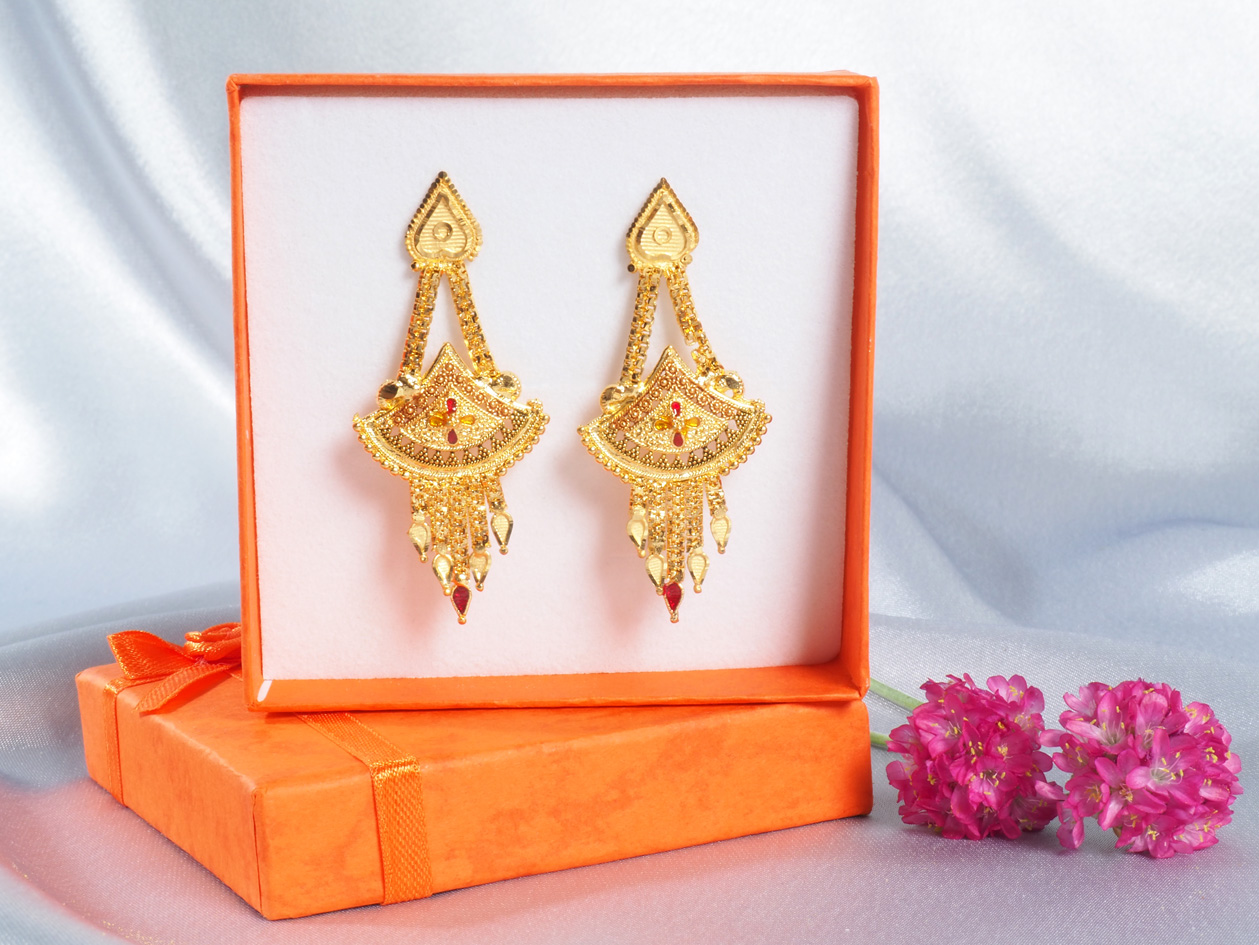 Big and small Indian earrings for the perfect Bollywood Style
