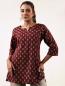 Preview: Dark red kurti (marone) with a floral pattern and 3/4-length sleeves - a figure-hugging cut with side slits. Front view.