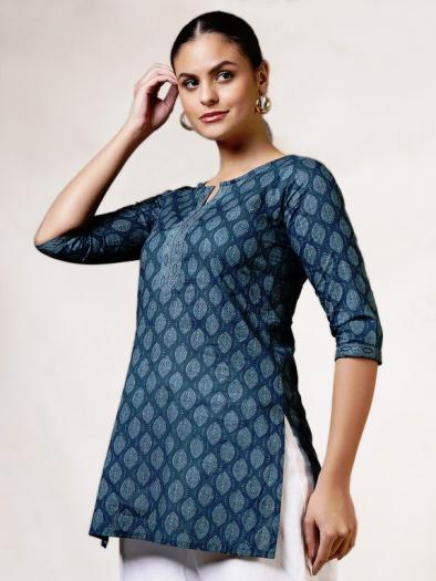 Preview: Hüftlange indische Tunika (Kurti), petrolblau mit Blattmuster, 3/4-Ärmel und Seitenschlitzen - aus 100% Baumwolle - Seitenansicht