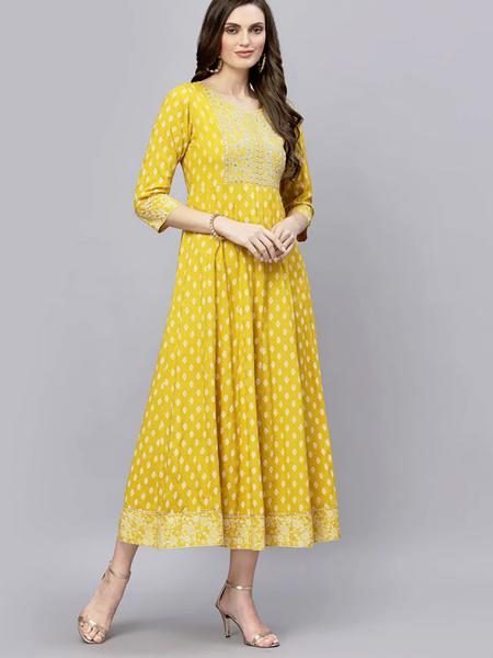 Sommerliches Kleid in 7/8-Länge mit 3/4-Ärmeln und weit schwingendem Rock - körperumspielender Schnitt - gelb mit dezentem, weißen Allover-Druck und floralen Stickereielementen